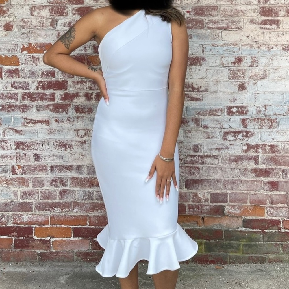 NWOT White dress. Beautiful, off shoulder. Tried on,never worn.Needed medium.